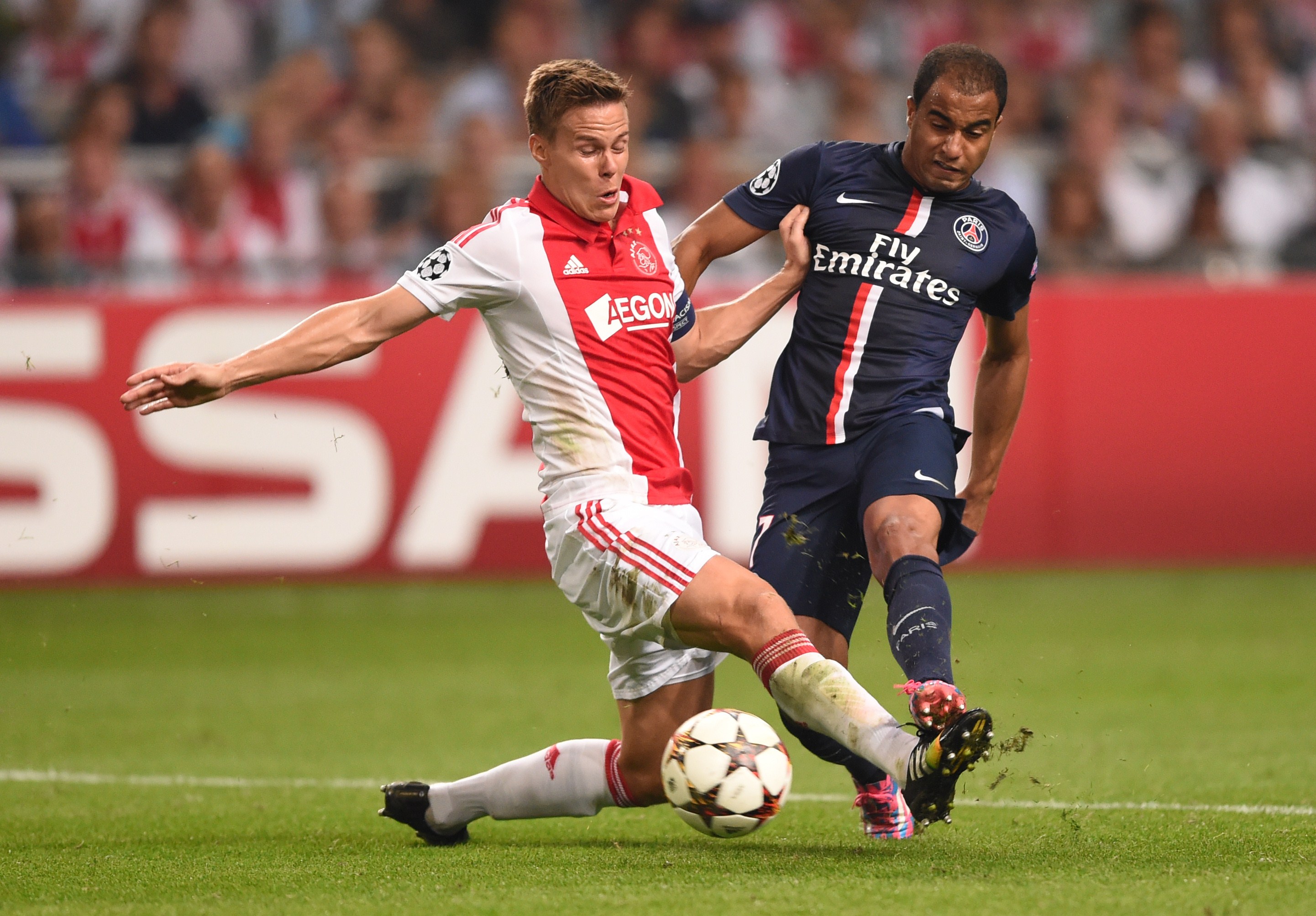 Niklas Moisander in azione con la maglia dell'Ajax