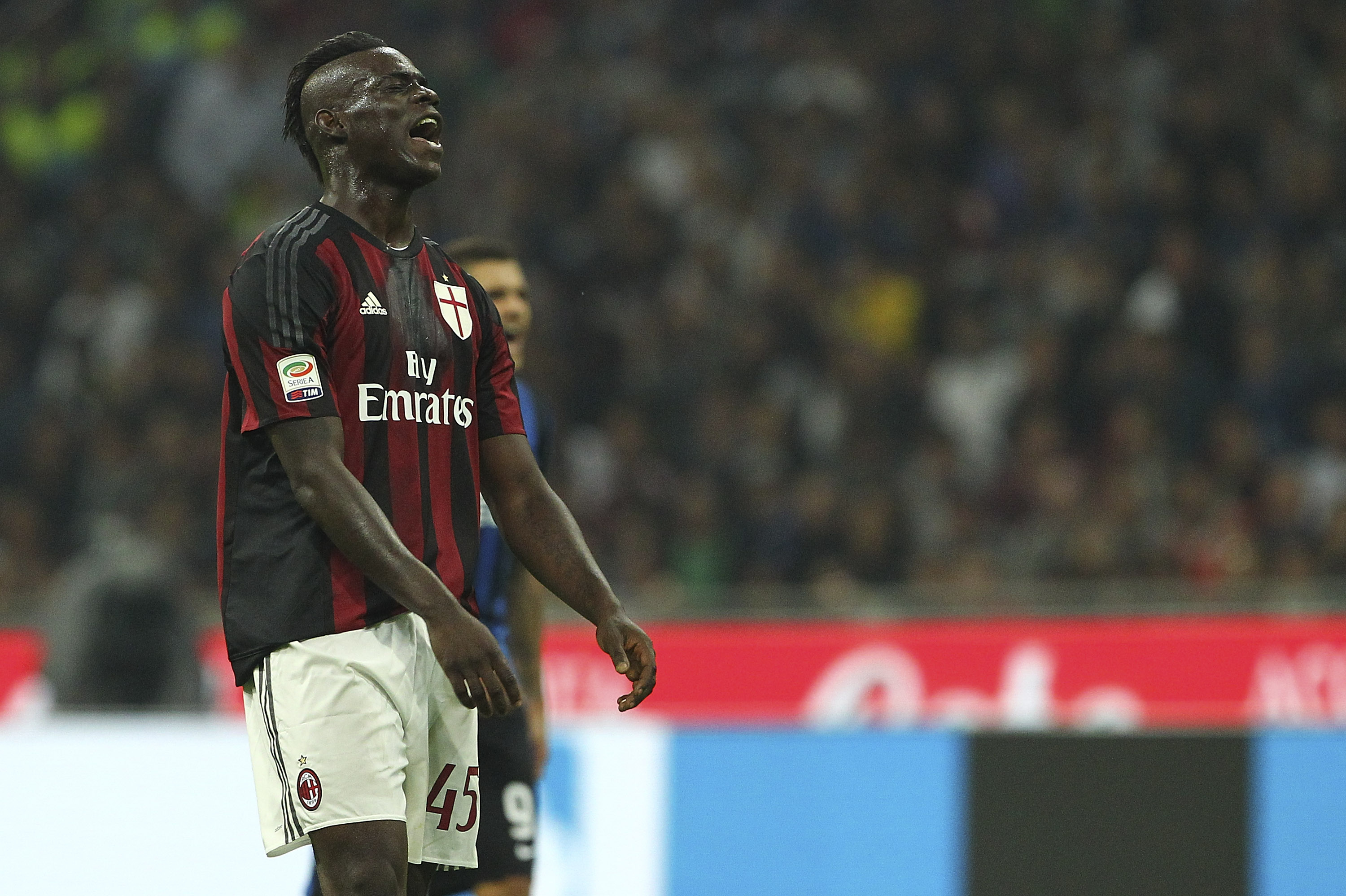 La disperazione di Balotelli dopo aver colpito il palo contro l'Inter