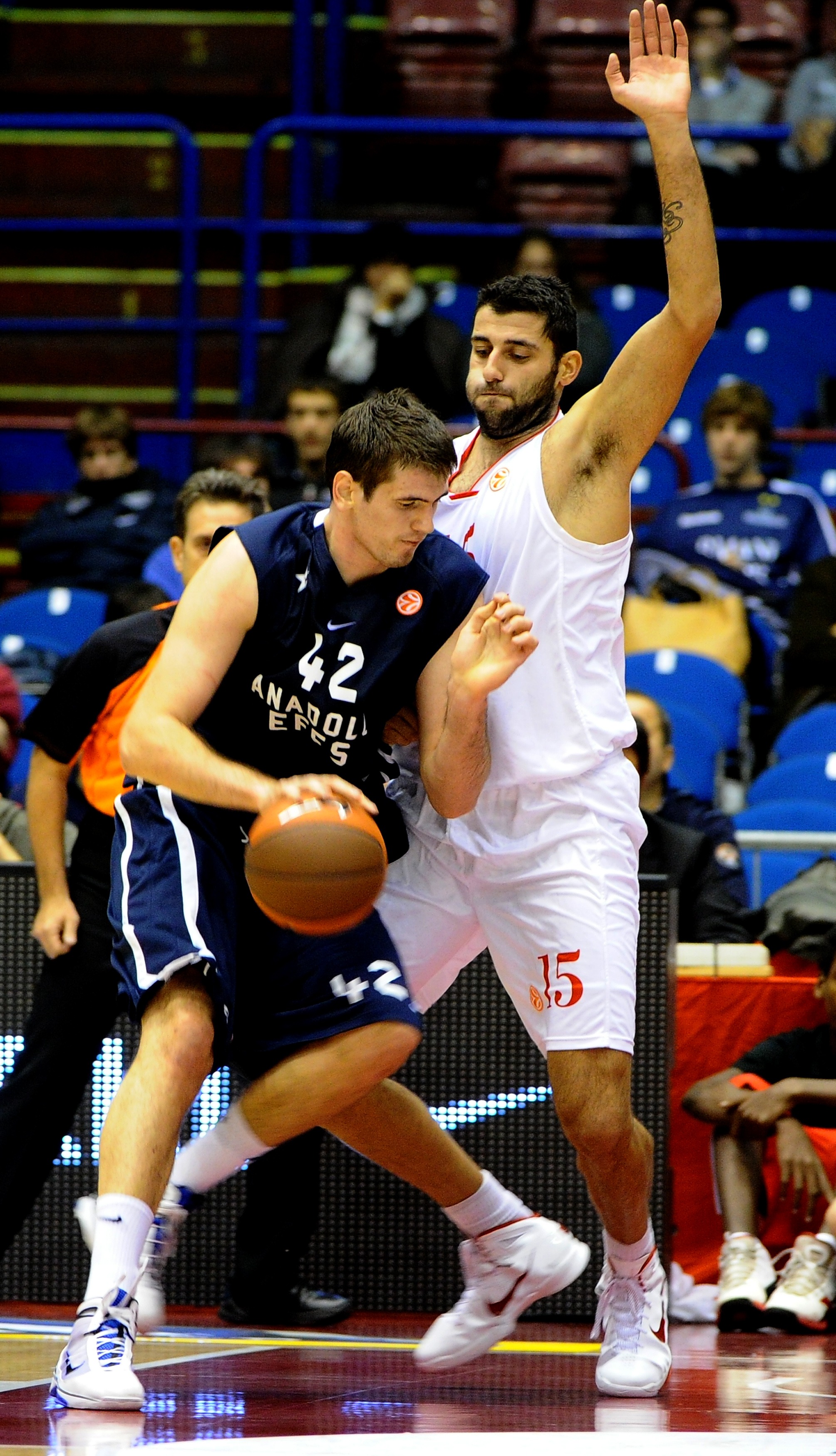 Stanko Barac contro Ioannis Bourousis, quando il primo vestiva la maglia dell'Efes e il secondo quella di Milano