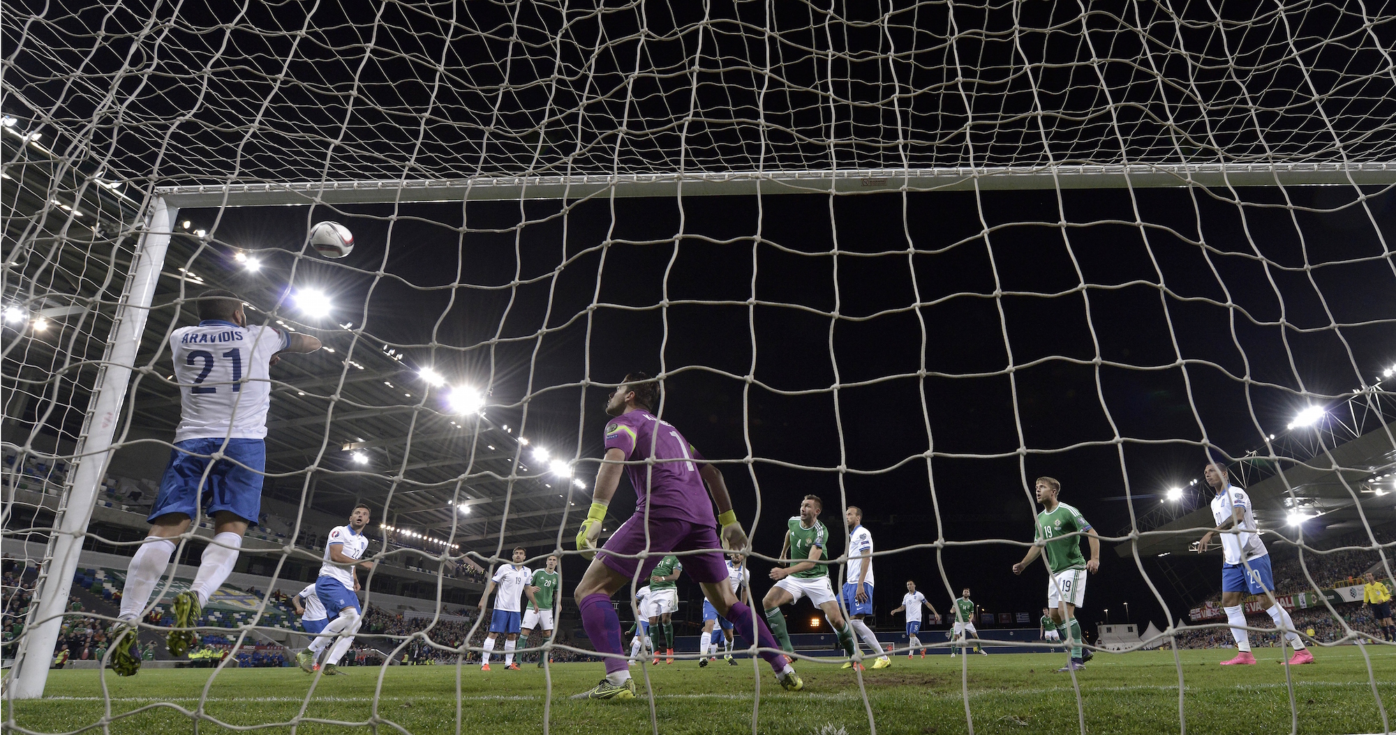 Il gol del 2-0 di Magennis in Irlanda del Nord-Grecia