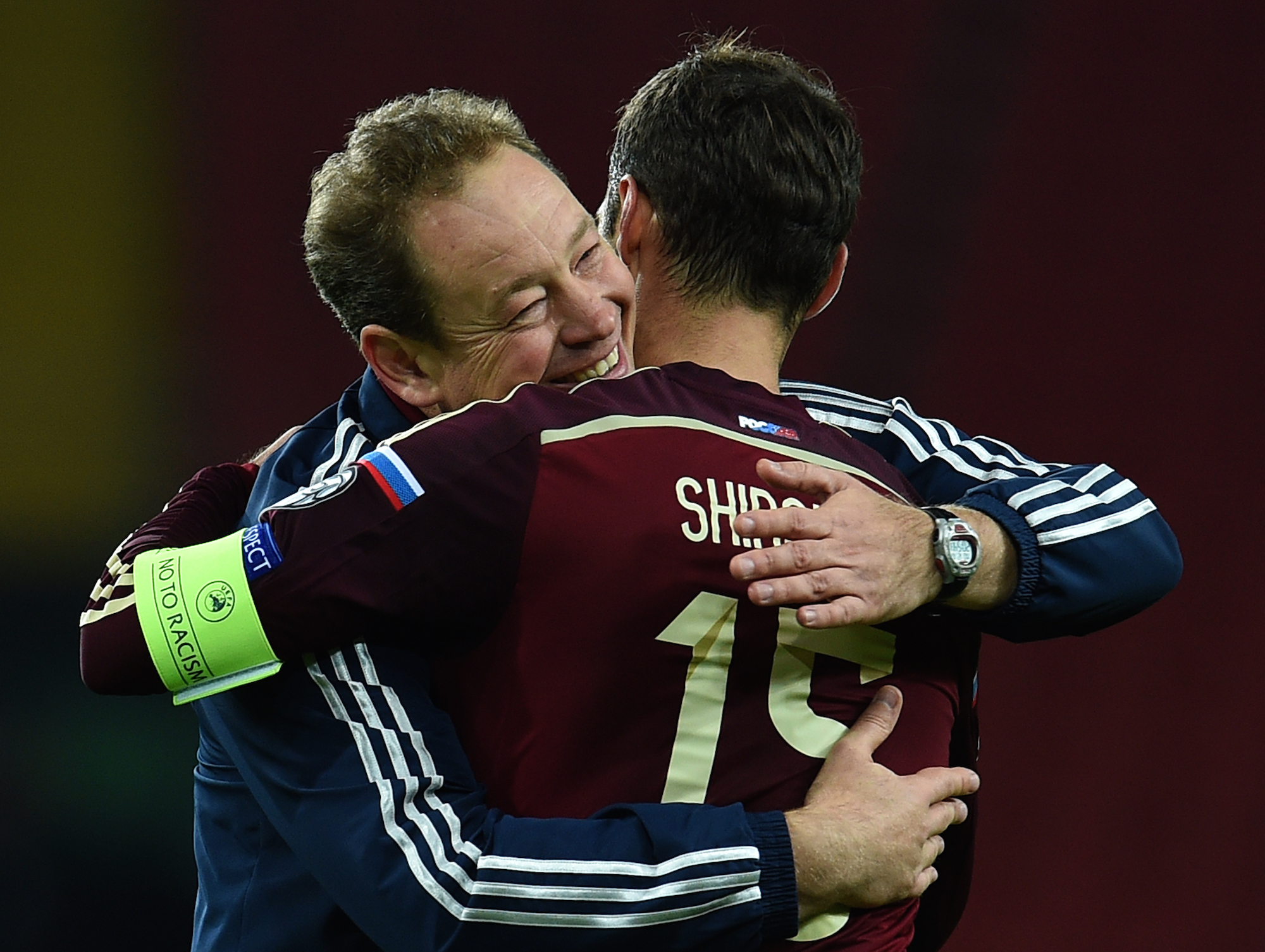 Leonid Sluckij festeggia con capitan Shirokov la qualificazione a Euro 2016
