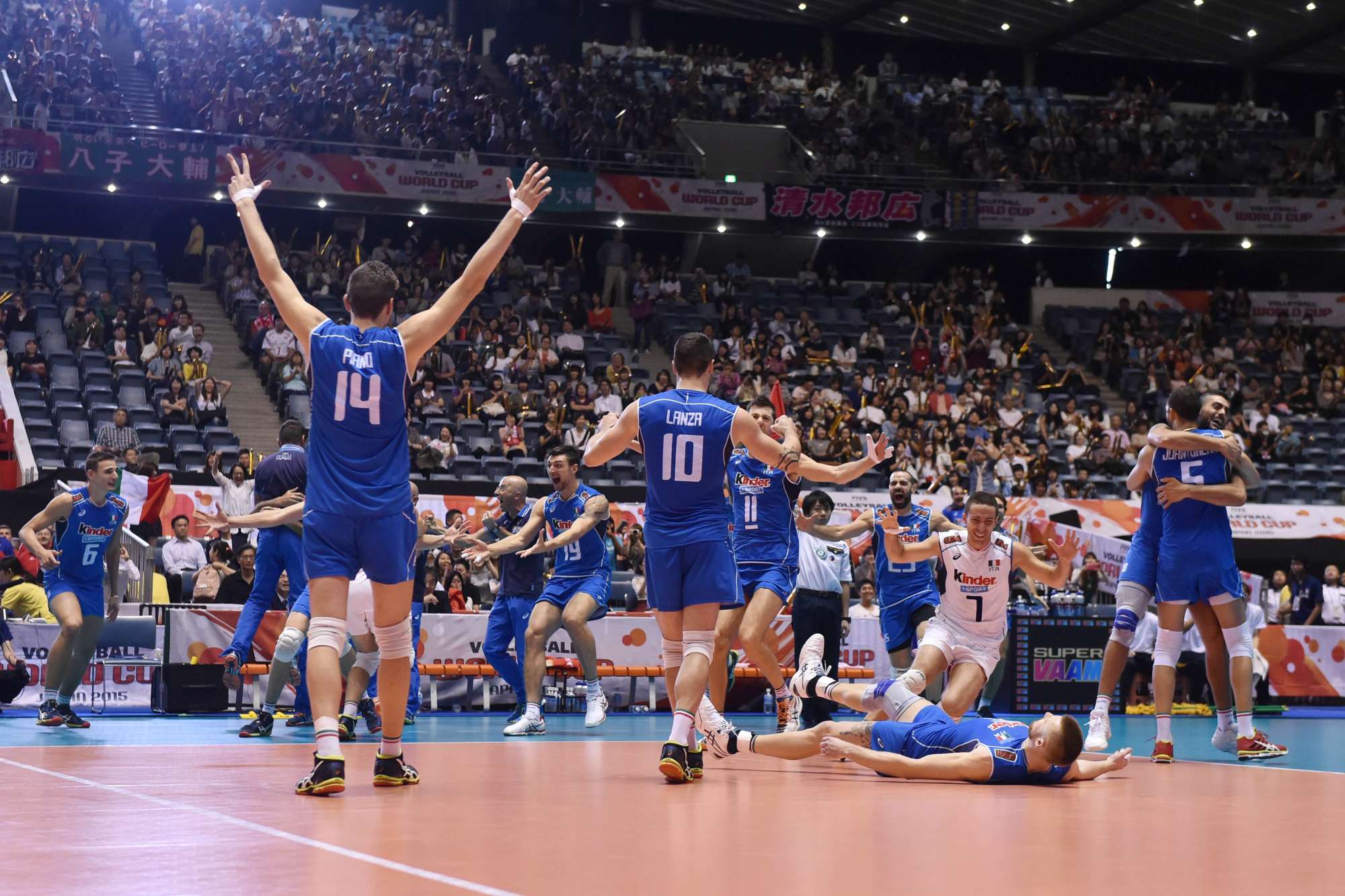 Gli azzurri festeggiano la vittoria sulla Polonia nell'ultima World League