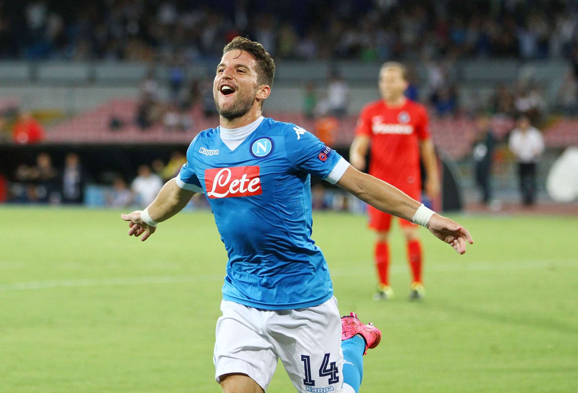 Dries Mertens esulta dopo il gol del 3-0 al Bruges nel 1° turno di Europa League