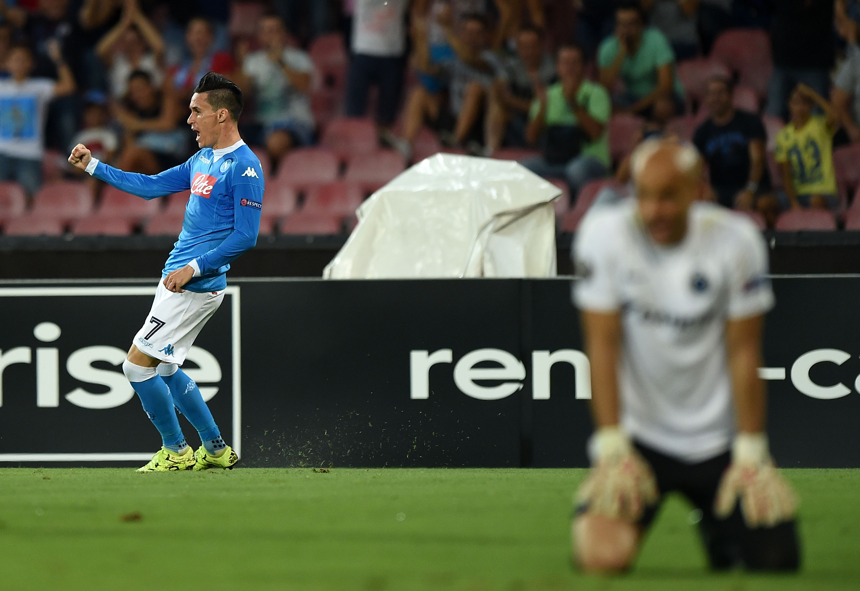 Callejon esulta dopo aver messo a segno il gol del 5-0 finale nella partita di andata