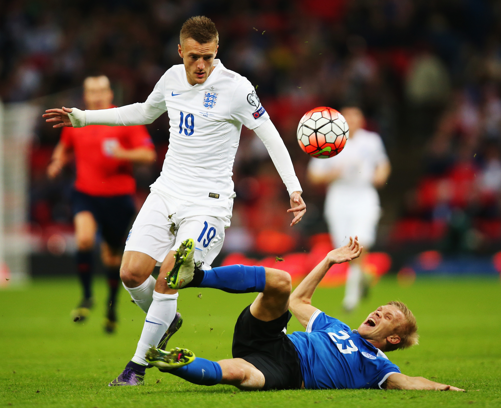LONDON, ENGLAND - OCTOBER 09: Jamie Vardy of England battles with Taijo Teniste of Estonia during the UEFA EURO 2016 Group E qualifying match between England and Estonia at Wembley on October 9, 2015 in London, United Kingdom. (Photo by Bryn Lennon/Getty Images)