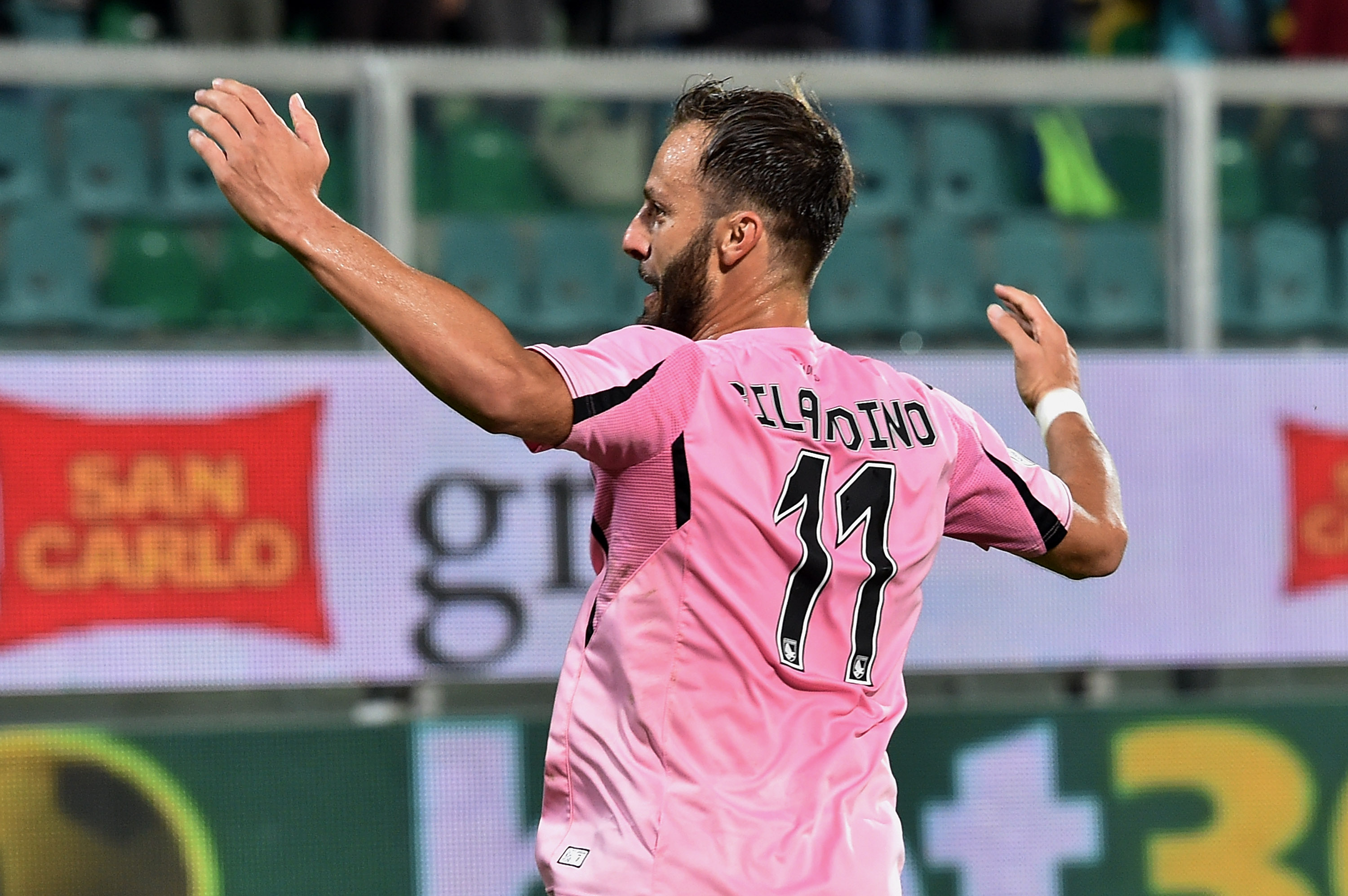 PALERMO, ITALY - OCTOBER 24: Alberto Gilardino of Palermo celebrates after scoring the equalizing goal during the Serie a match between US Citta di Palermo and FC Internazionale Milano at Stadio Renzo Barbera on October 24, 2015 in Palermo, Italy. (Photo by Tullio M. Puglia/Getty Images)