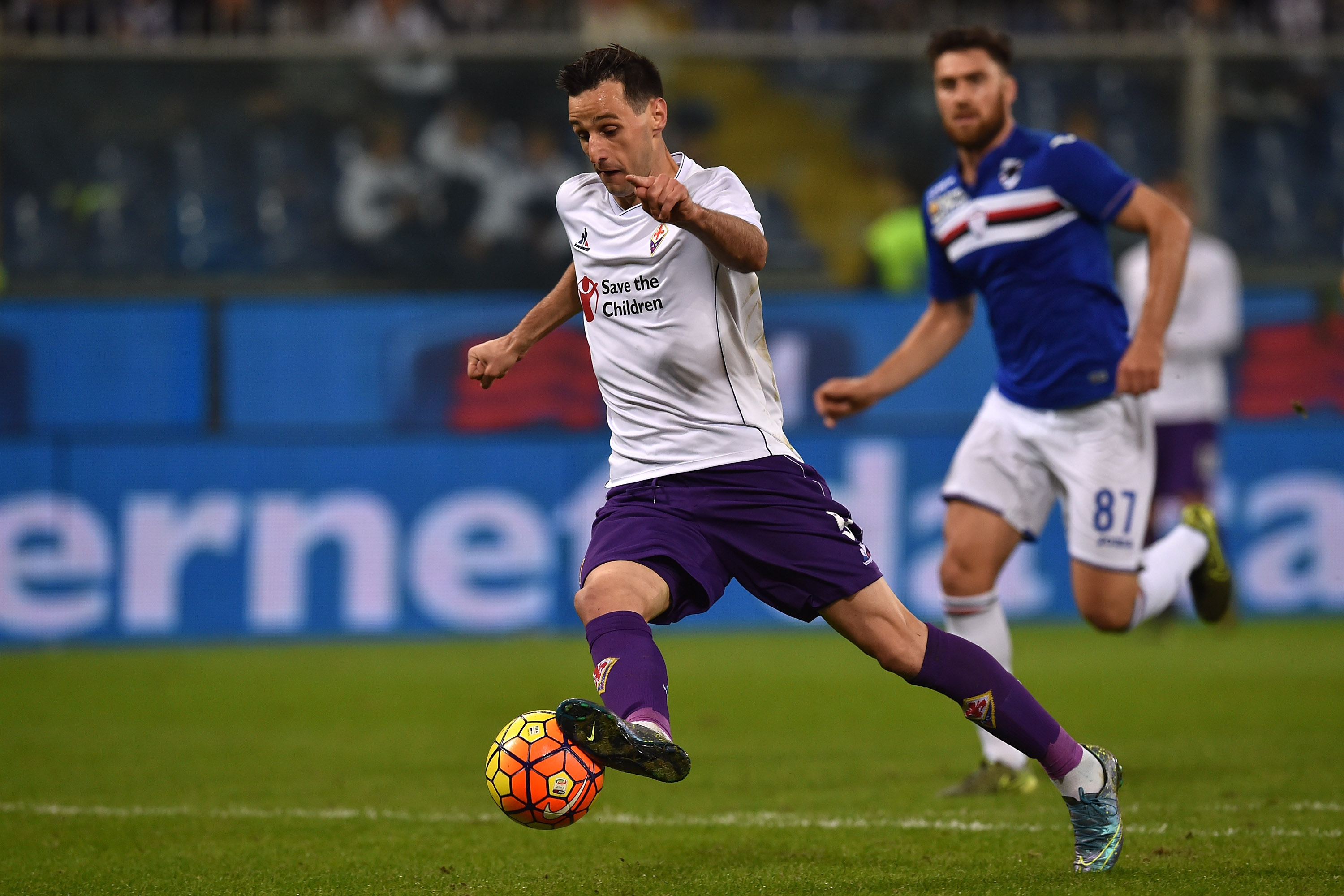 GENOA, ITALY - NOVEMBER 08: Nikola Kalinic of ACF Fiorentina in action during the Serie A match between UC Sampdoria and ACF Fiorentina at Stadio Luigi Ferraris on November 8, 2015 in Genoa, Italy. (Photo by Valerio Pennicino/Getty Images)