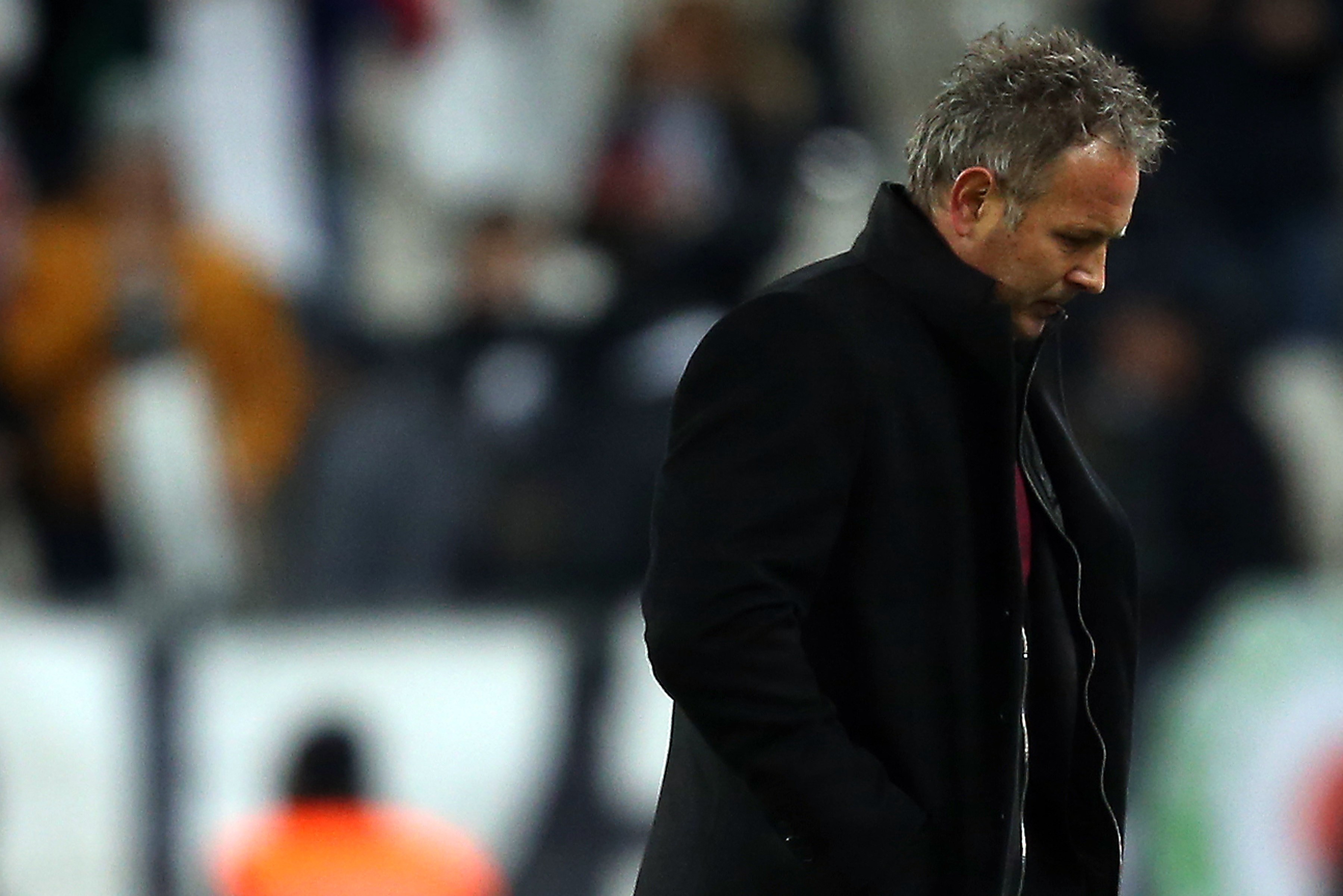 Sguardo basso e tanti pensieri per la testa per Sinisa Mihajlovic