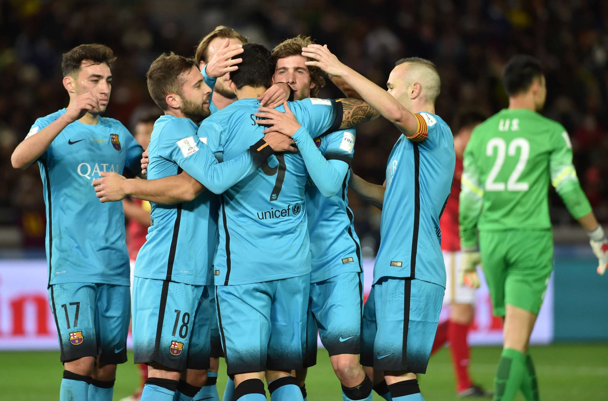 Il Barcellona festeggia il gol di Suarez in semiinale del Mondiale per Club