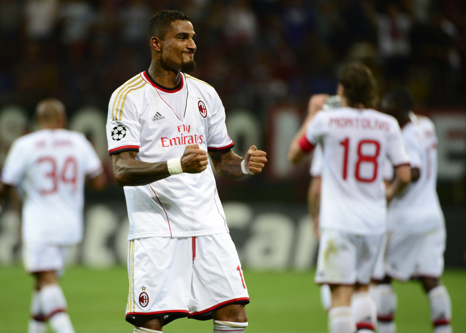 Boateng esulta durante la sfida di ritorno dei preliminare di Champions contro il PSV: con una doppietta il ghanese contribuì al 3-0 dei rossoneri sugli olandesi. Il giorno successivo venne ufficializzata la sua cessione allo Schalke 04
