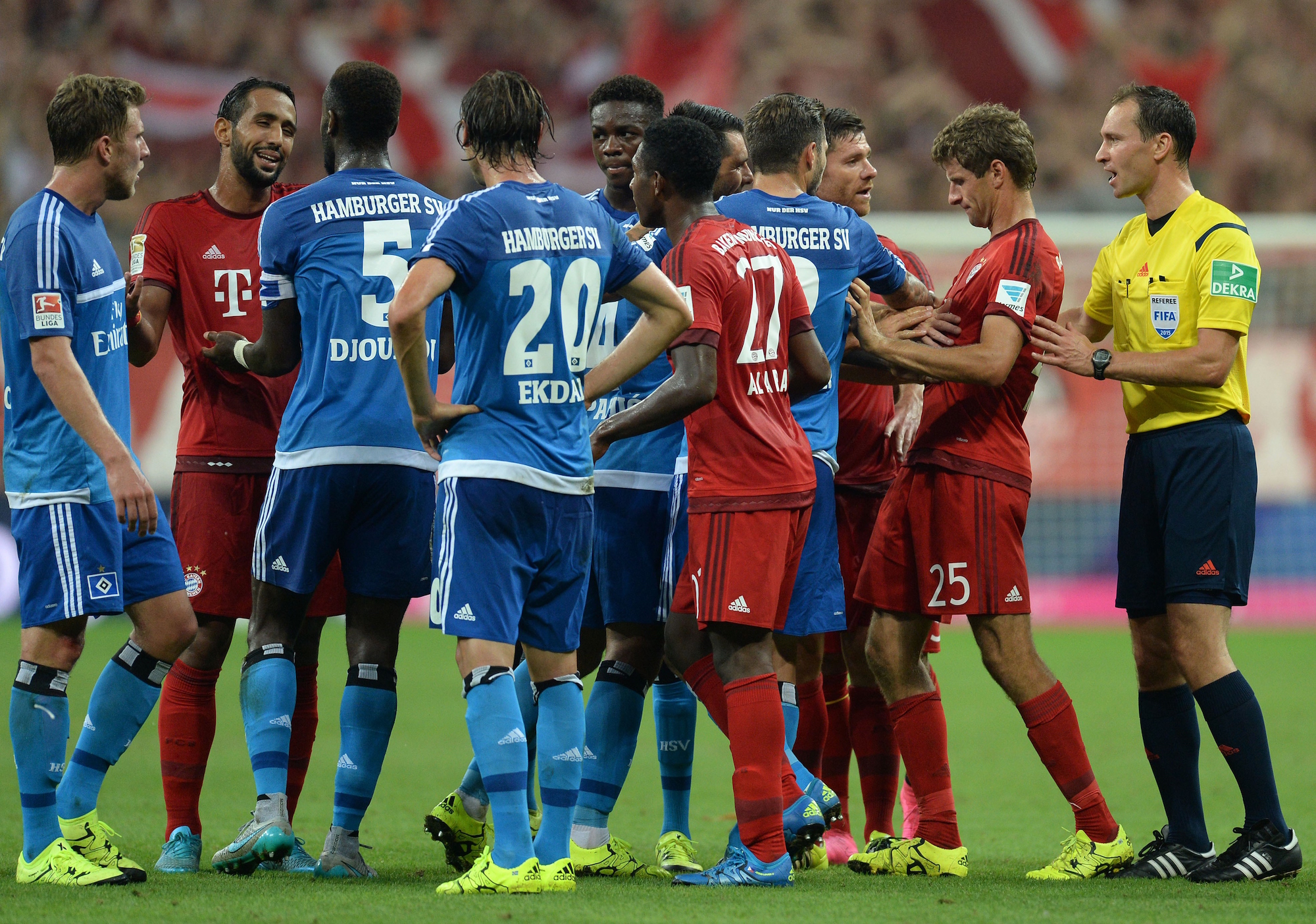 Un momento della sfida fra Bayern Monaco e Amburgo alla prima giornata di campionato