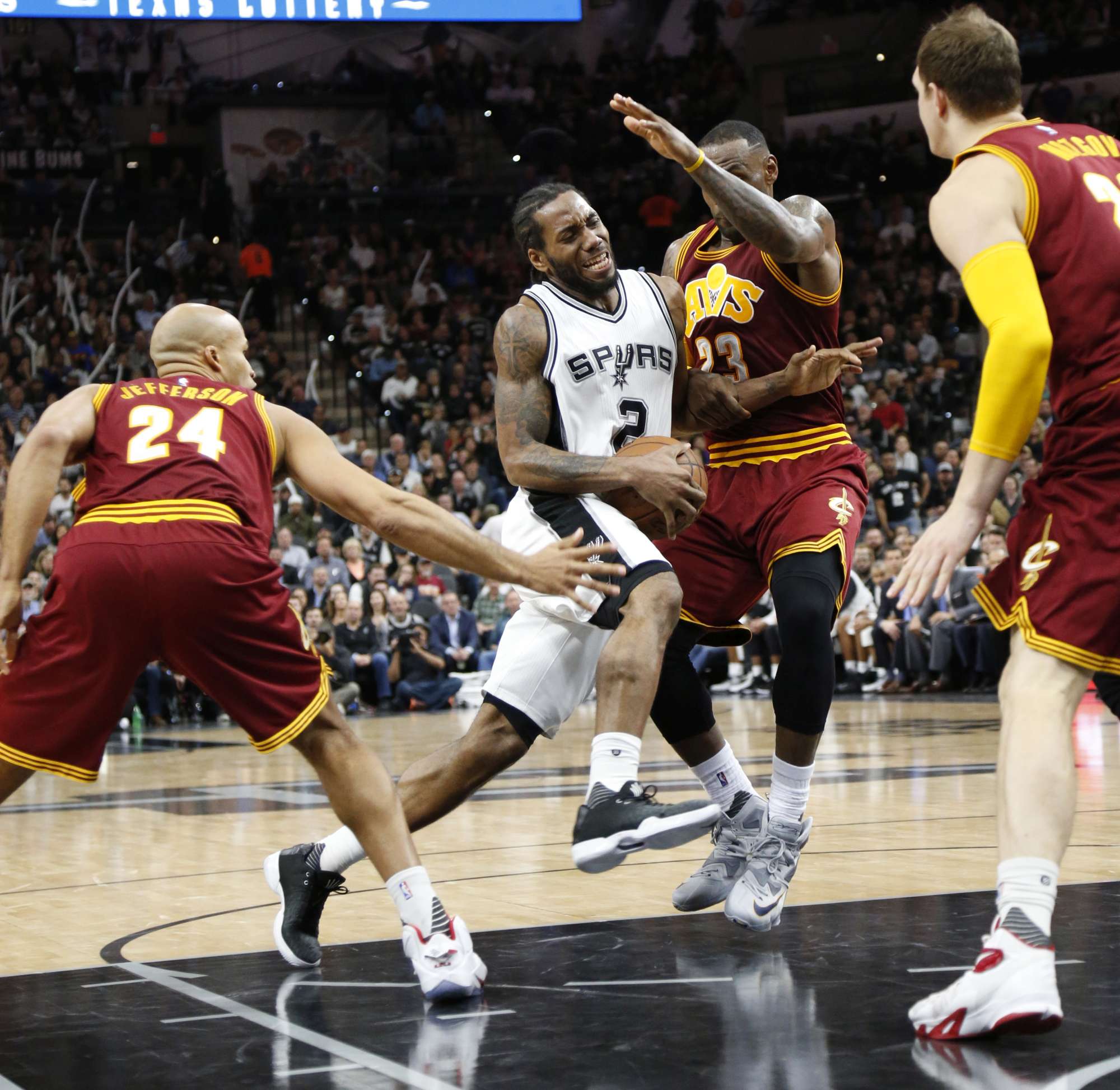 Kawhi Leonard, eletto per il 2° anno di fila miglior difensore Nba, qui in azione contro i Cleveland Cavaliers