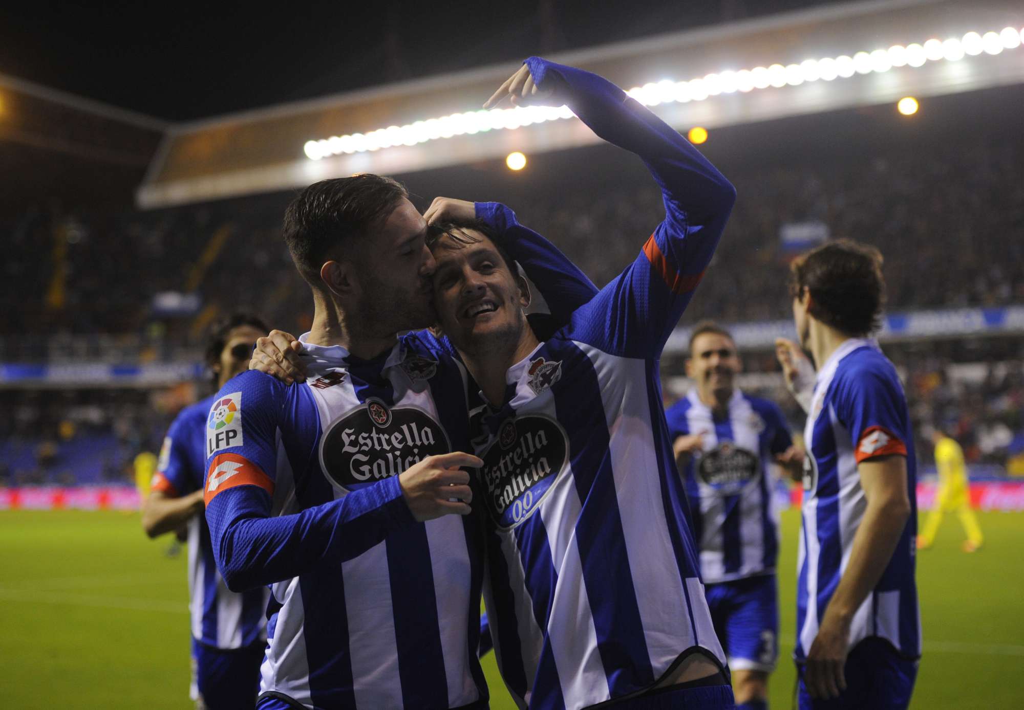 Luis Alberto (Deportivo) celebra un gol con Lucas Perez