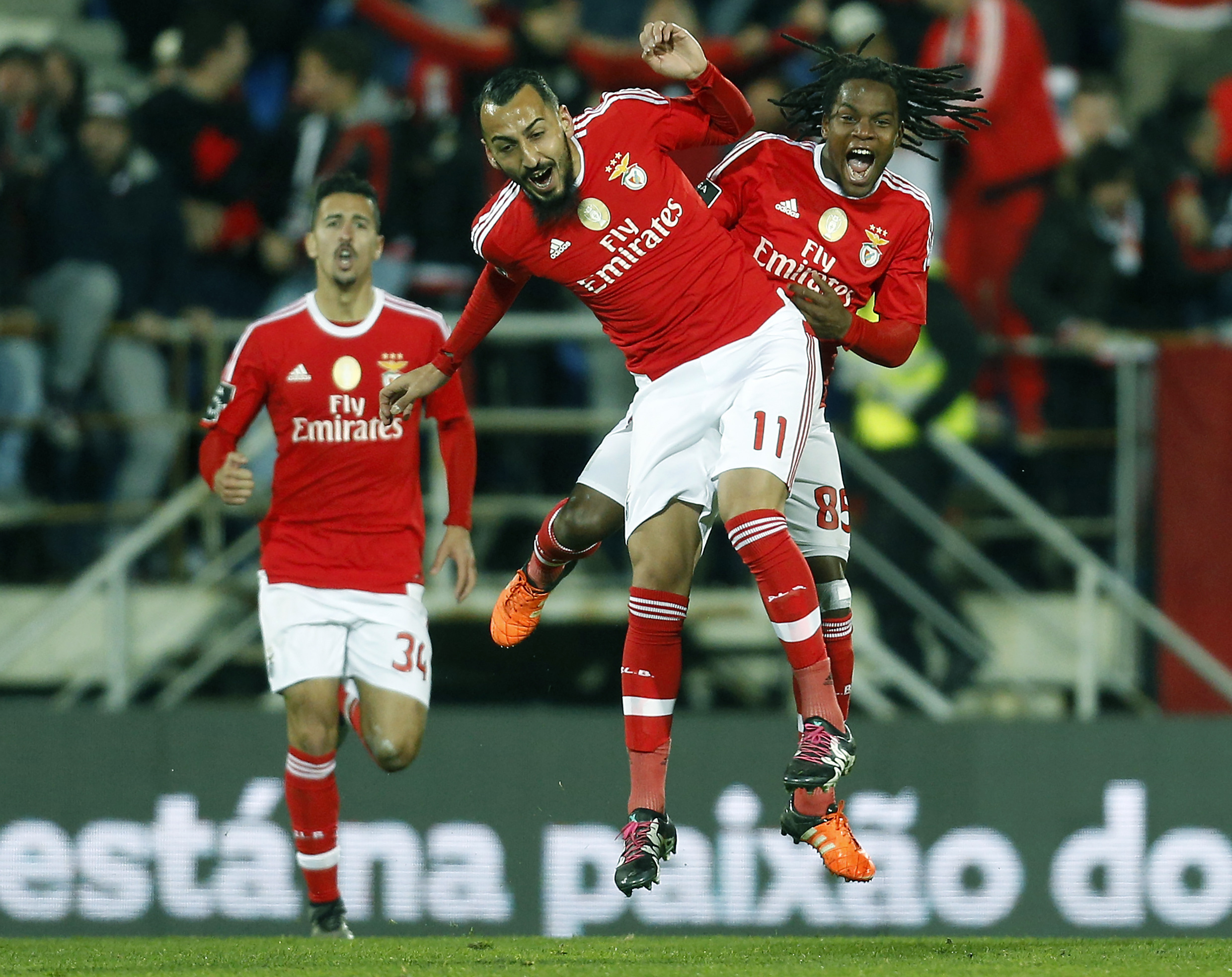 Mitroglou festeggia un gol del Benfica con Renato Sanches
