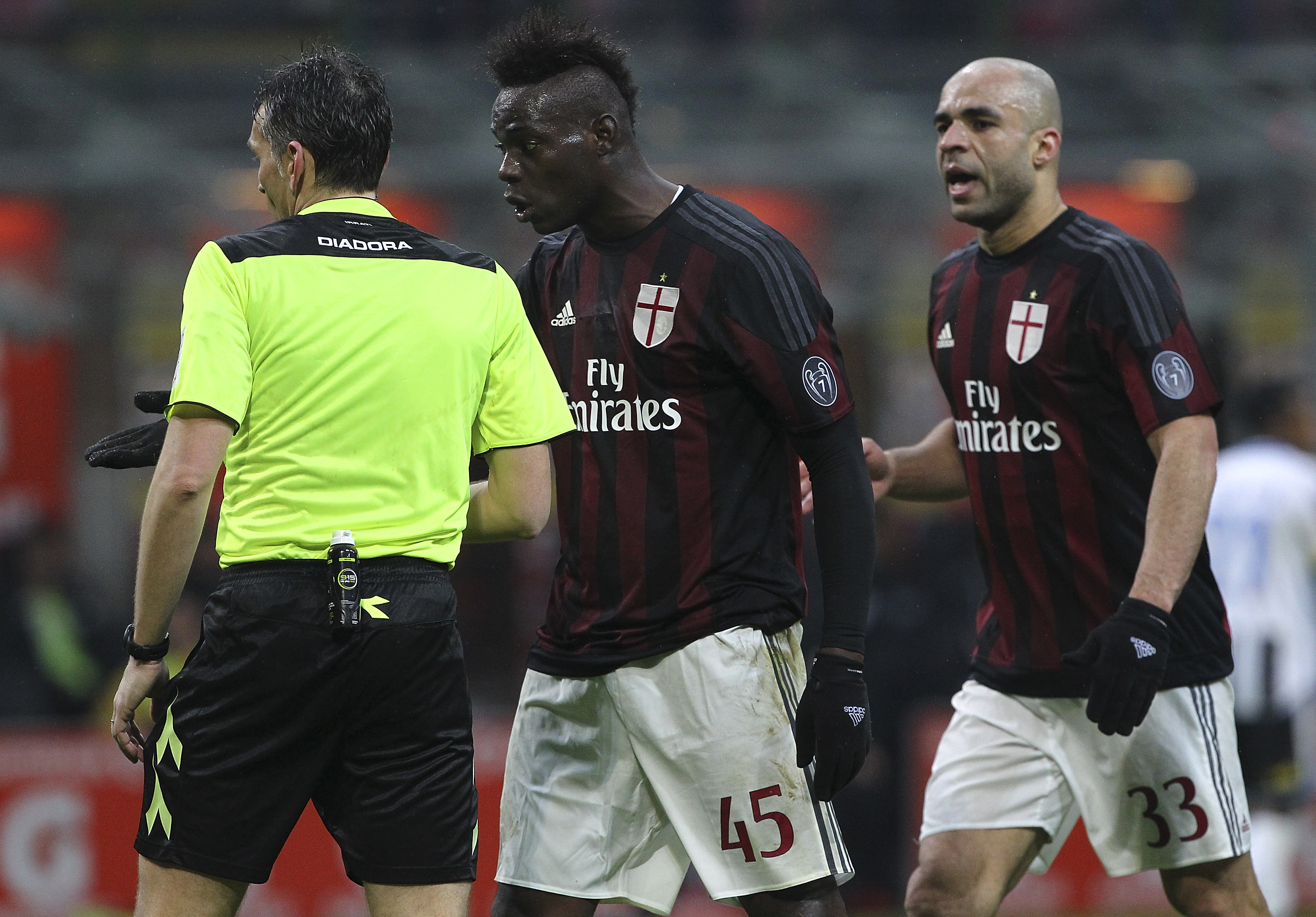 Le proteste di Balotelli e Alex dopo una decisione poco gradita da parte dell'arbitro