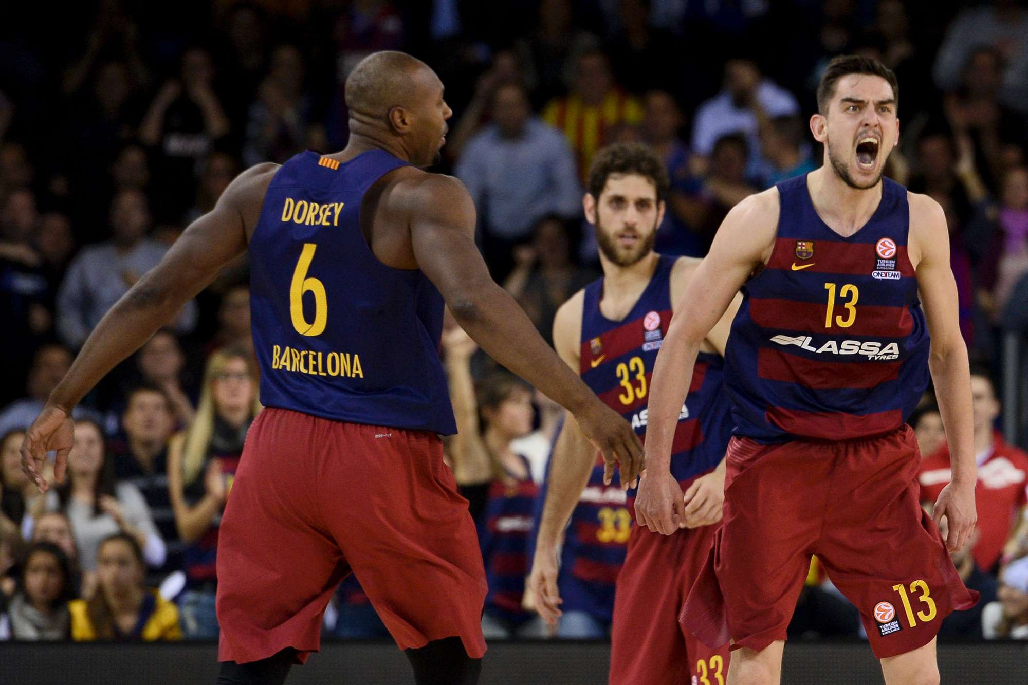 Tomas Satoransky festeggia un canestro nel derby di Eurolega con il Real Madrid