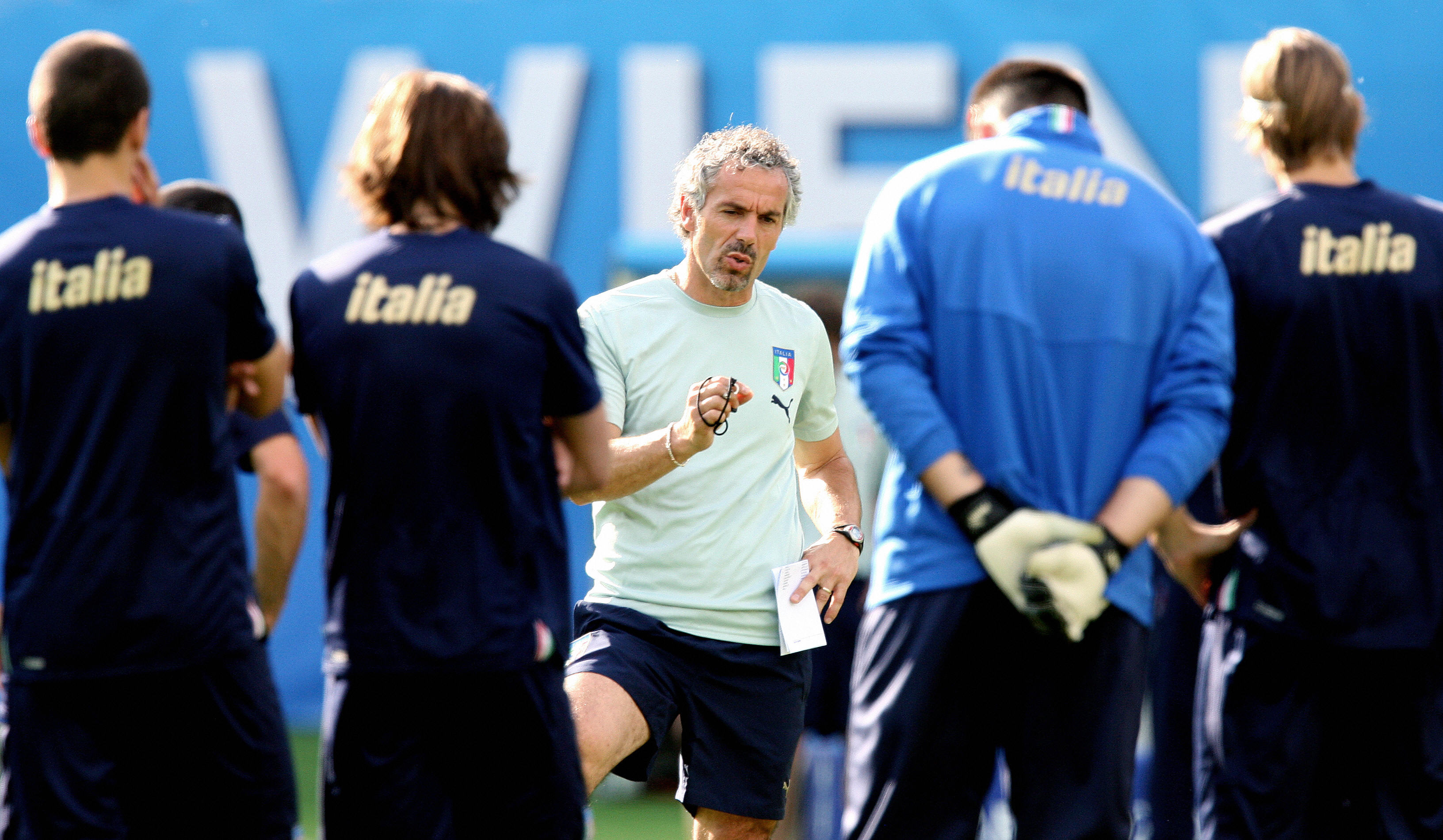 Roberto Donadoni è stato c.t. della Nazionale italiana dal 2006 al 2008, raggiungendo i quarti di finale all'Europeo di Austria e Svizzera