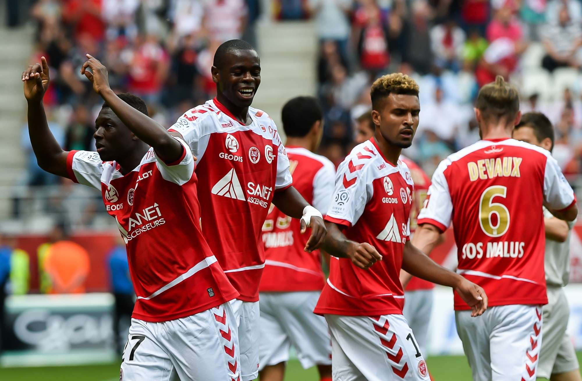 Lo Stade de Reims esulta per un gol al Marsiglia. Contro il Monaco servirà una prova di grande cuore