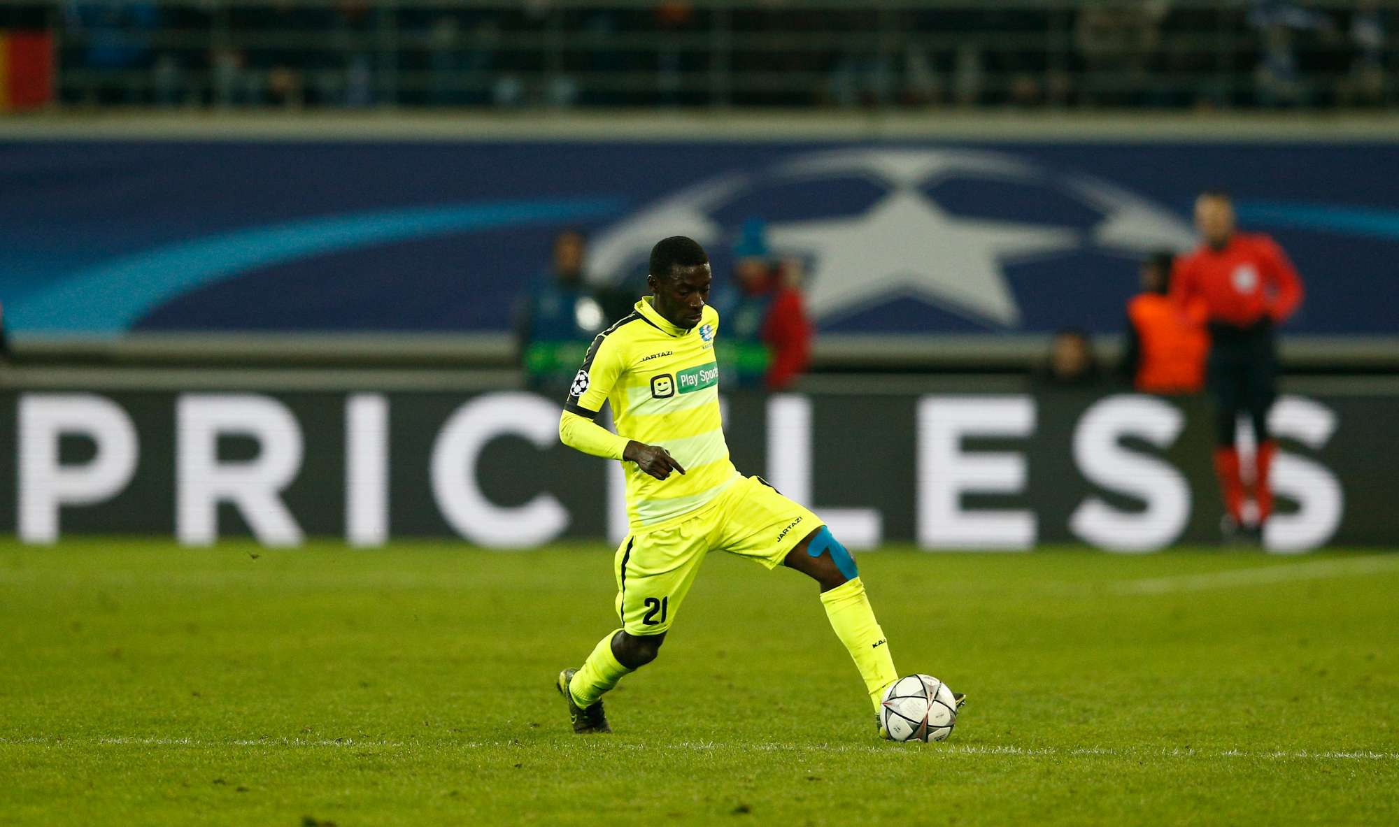 Nana Asare del Gent, durante il match dell'andata con il Wolfsburg