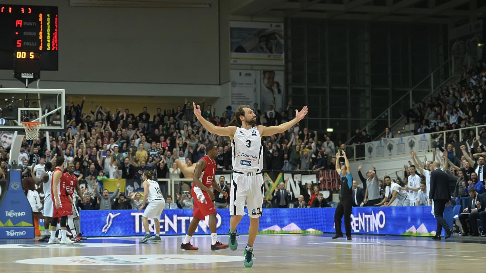 L'esultanza di Peppe Poeta, eroe della partita di andata con 20 punti