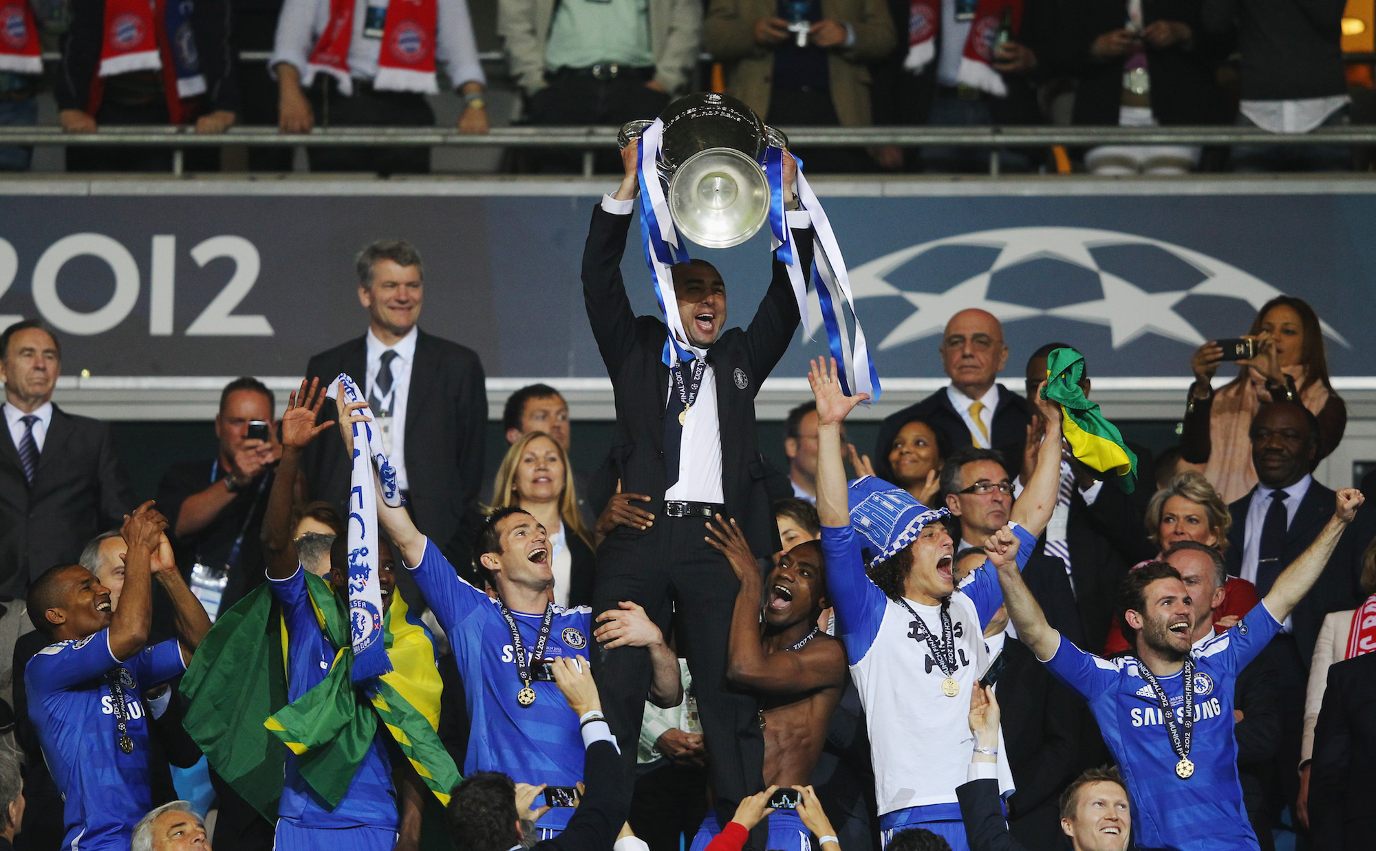 Roberto Di Matteo festeggia la Champions League 2011/12 vinta con il Chelsea
