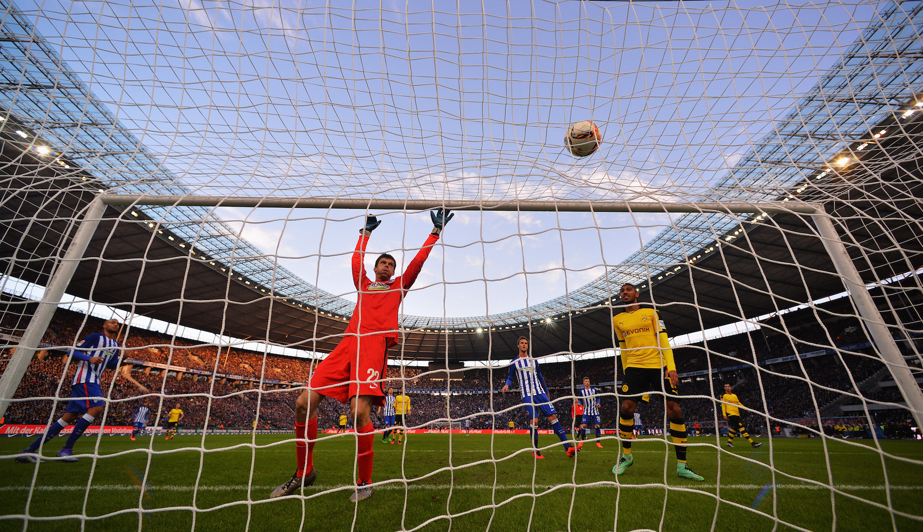 Un'immagine dell'ultima sfida di Bundesliga fra Herta Berlino e Borussia Dortmund