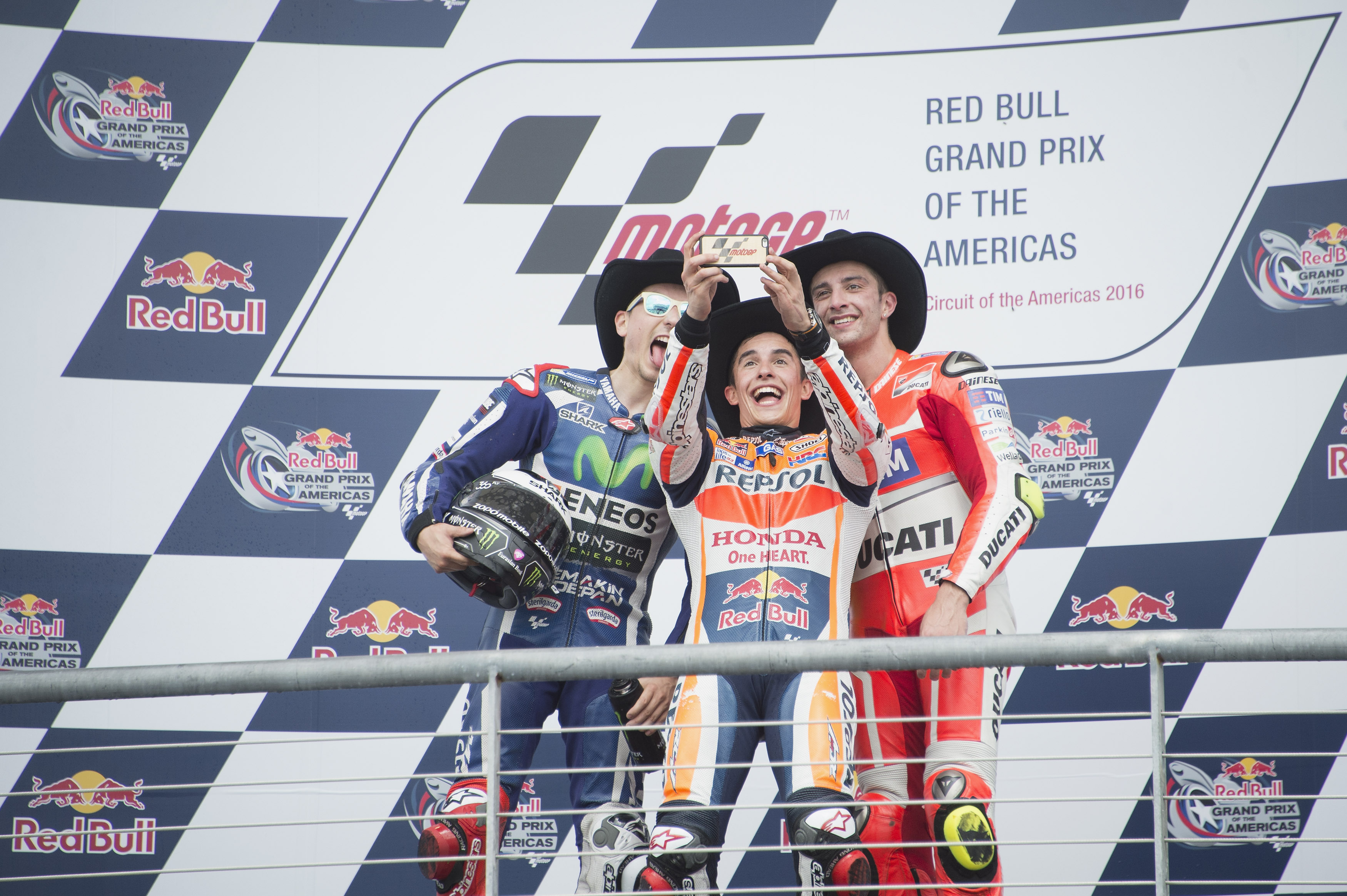 Selfie di gruppo per Marquez, Lorenzo e Iannone sul podio di Austin