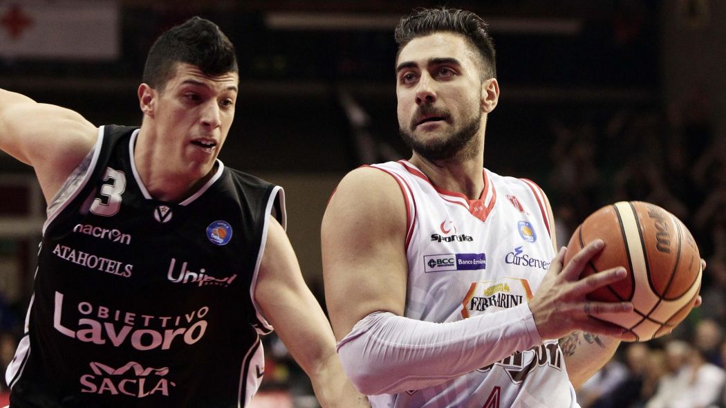 Simone Fontecchio (Virtus) in difesa su Pietro Aradori (Reggio Emilia)