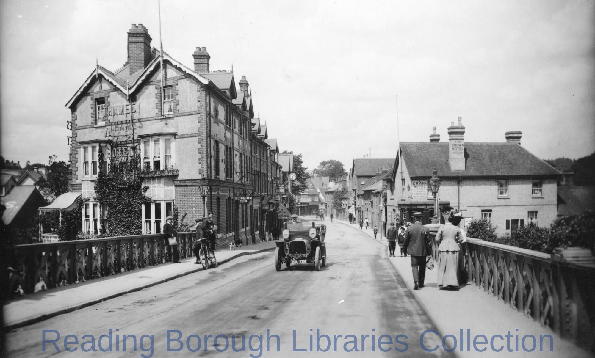 Bridge Street, Caversham, looking northwards from Caversham Bridge, 1908 Bridge Street, Caversham, looking northwards from Caversham Bridge, 1908