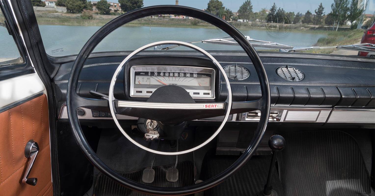 SEAT 124 interior