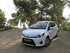טויוטה יאריס היבריד 2012 - 2016 הצ'בק  -  שנהב לבן  - מבט מלפנים