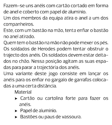 Fazem-se uns anéis com cartão cortado em forma de anel e coberto com papel de alumínio. Um dos membros da equipa atir...