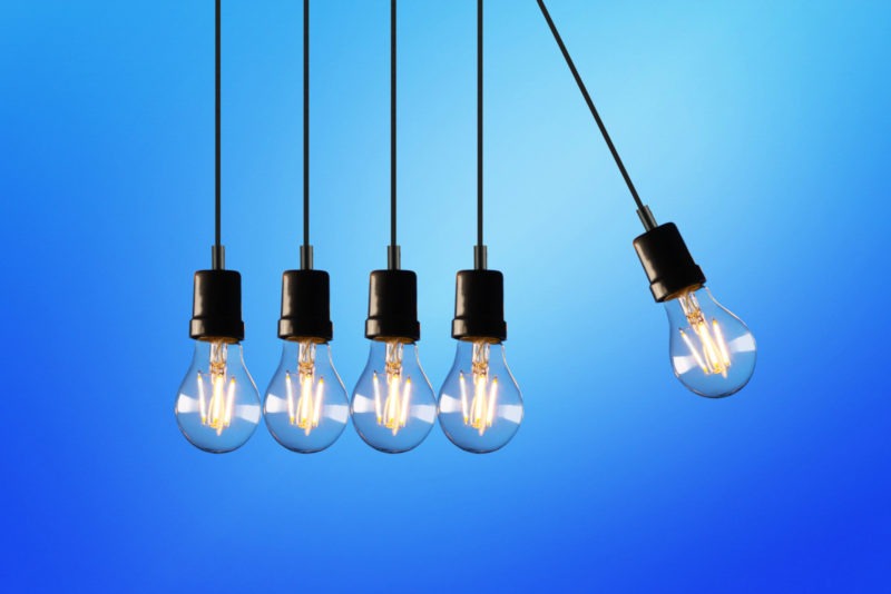 Light bulbs mimicking a Newton's cradle