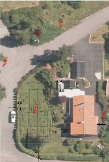Til høyre er huset der familien bor i dag. Til venstre er det nye huset tegnet inn på den fradelte tomta.