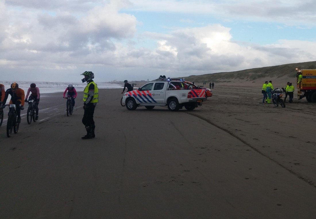 Man gewond na val op strand Katwijk