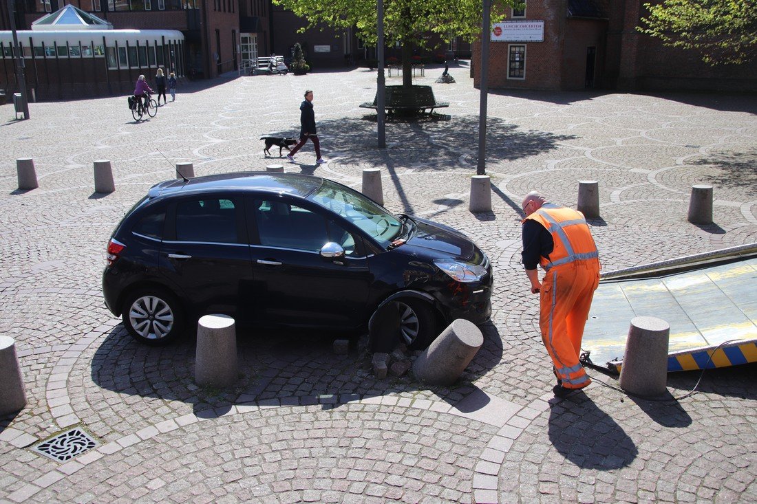 Man rijdt tegen betonenpaal met auto Noordwijk