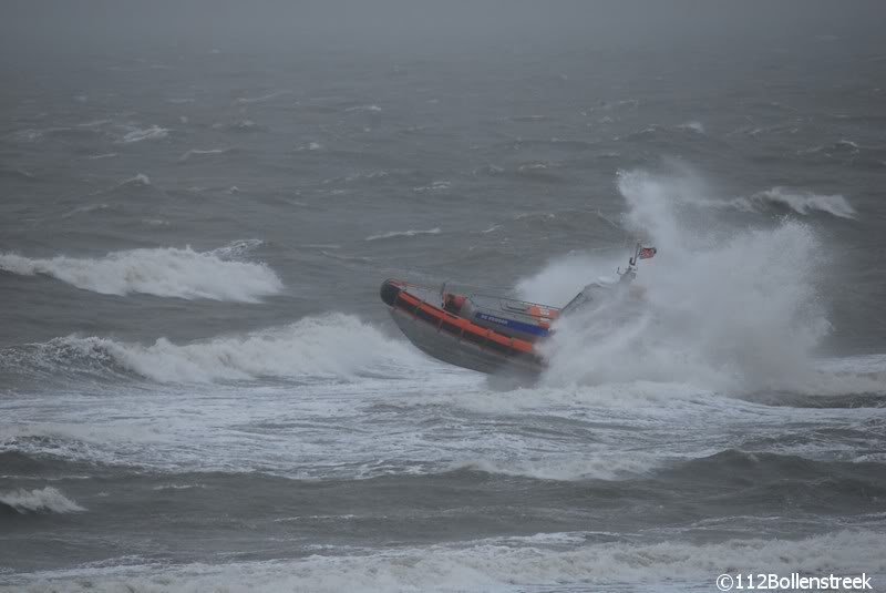 KNRM Katwijk oefent bij harde wind en hoge golven