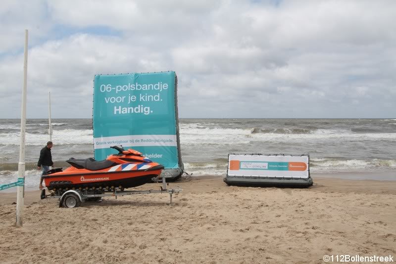 Interpolis deelt samen met de NRB 06-polsbandjes uit in Noordwijk