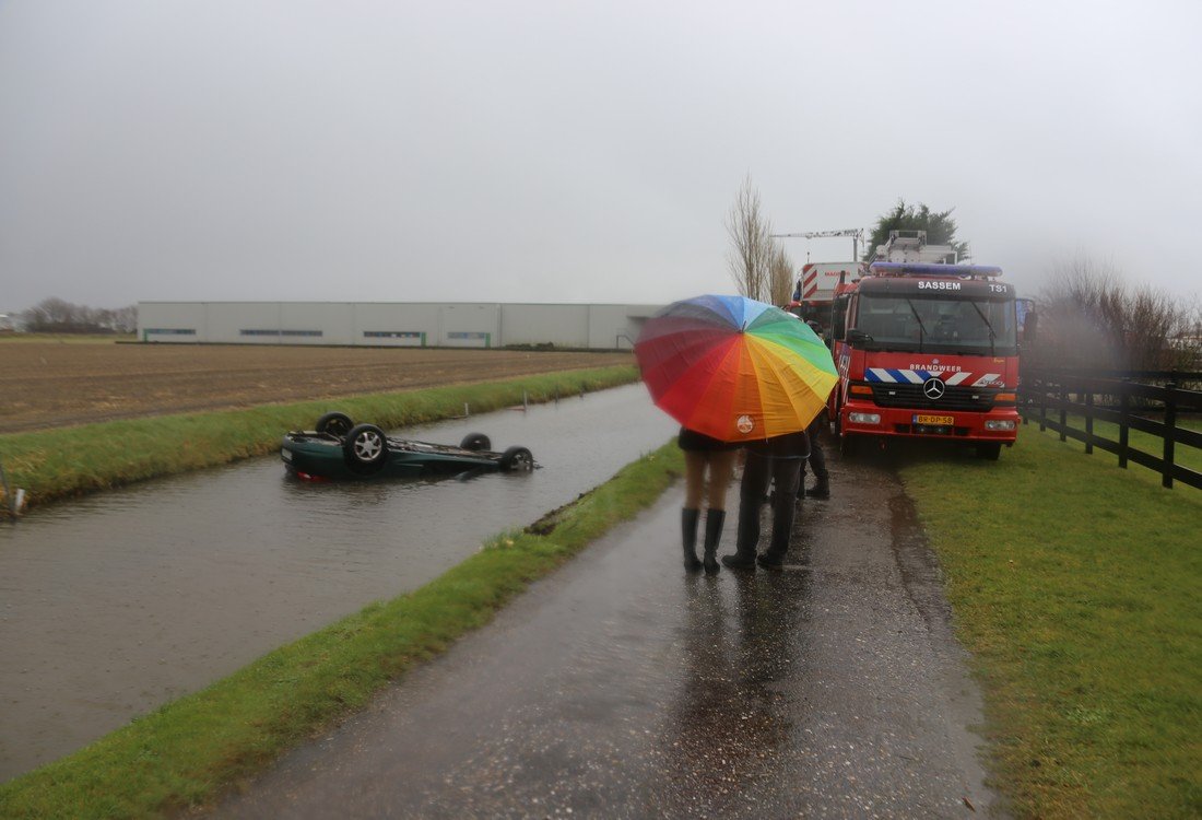 Auto te water Berg en Daal Voorhout