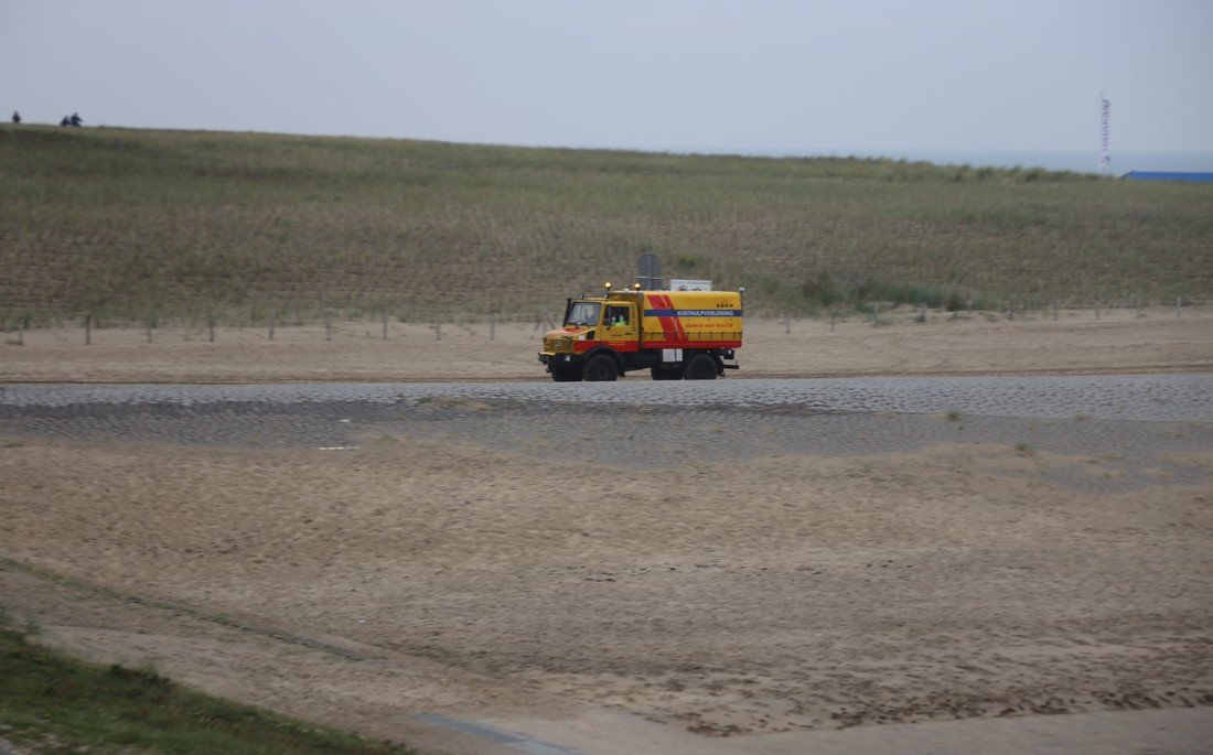 Vrouw in zee gered door KNRM Katwijk