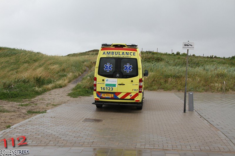 Kiter hard gevallen op strand Katwijk