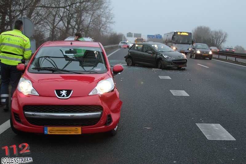 5 voertuigen botsen tegen elkaar A44 12,5 Sassenheim