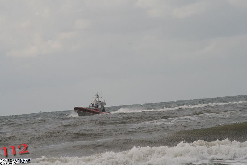 NRB en KNRM assisteren bij aankomst André Kuipers strand Noordwijk