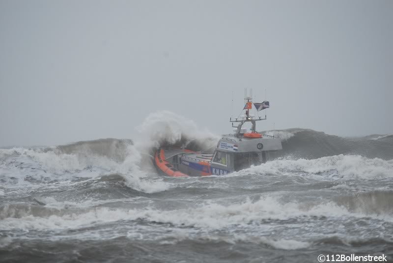 KNRM Katwijk oefent bij harde wind en hoge golven