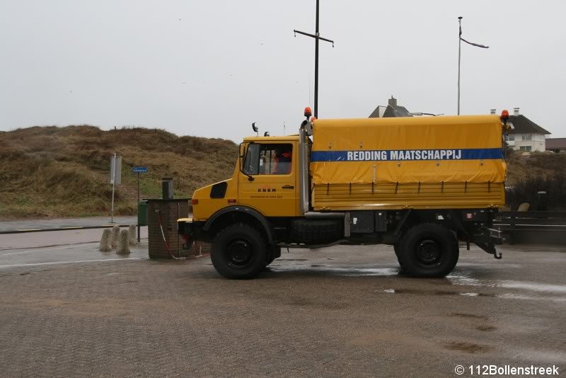 KNRM assistentie voor ambulance strand Noordwijk