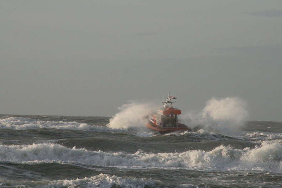 Surfer in problemen  Katwijk