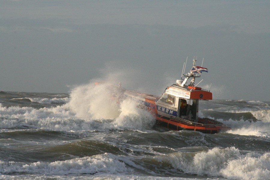 Surfer in problemen  Katwijk