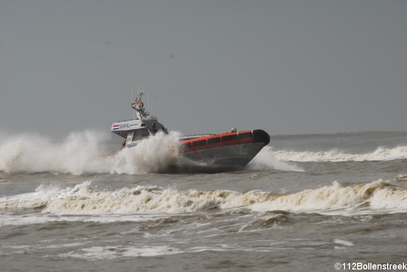 Surfer in problemen Katwijk