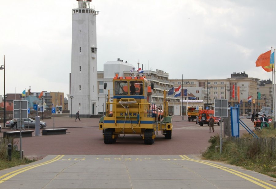 Kitesurfer in problemen Noordwijk