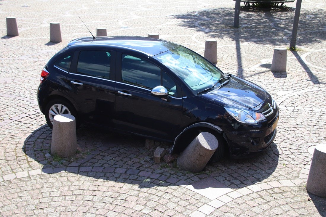 Man rijdt tegen betonenpaal met auto Noordwijk